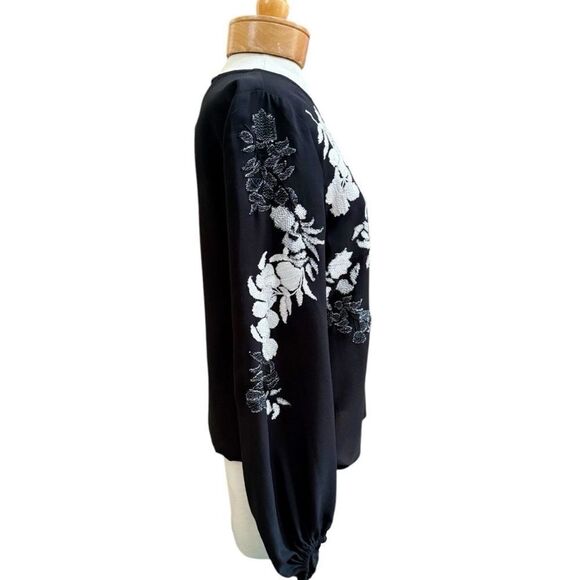 A charming floral design in textured embroidered bell sleeve's XS. - Picture 3 of 7
